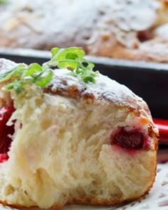 Сладкие булочки с вишней, белым шоколадом и миндалем