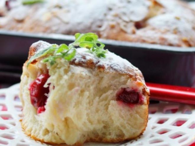 Рецепт сладких булочек с вишней, белым шоколадом и миндалем