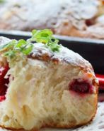 Сладкие булочки с вишней, белым шоколадом и миндалем