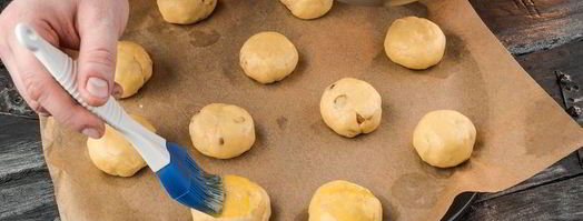 сливочные булочки с изюмом. Шаг 8