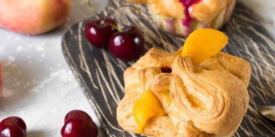 Слоеные булочки с консервированными персиками