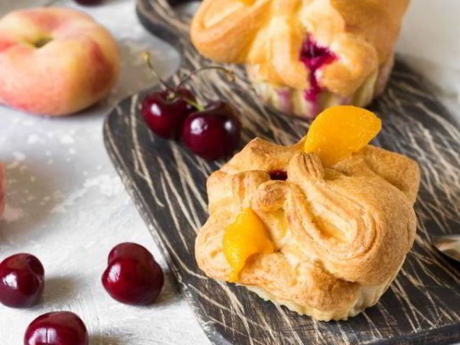 Рецепт слоеных булочек с консервированными персиками