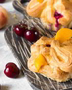 Слоеные булочки с консервированными персиками