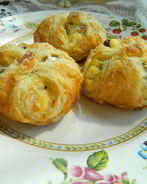 Слоеные булочки с творогом