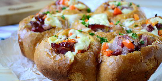 Сырные булочки с яйцом и беконом