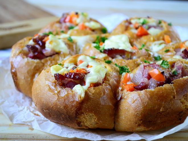 Рецепт сырных булочек с яйцом и беконом