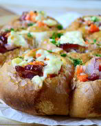 Сырные булочки с яйцом и беконом