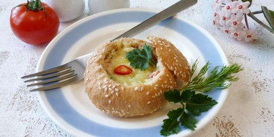 Теплая булочка с салатом