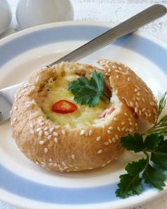 Теплая булочка с салатом