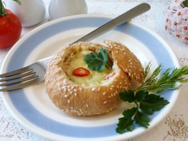 Рецепт теплой булочки с салатом