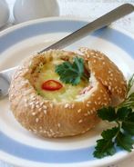 Теплая булочка с салатом