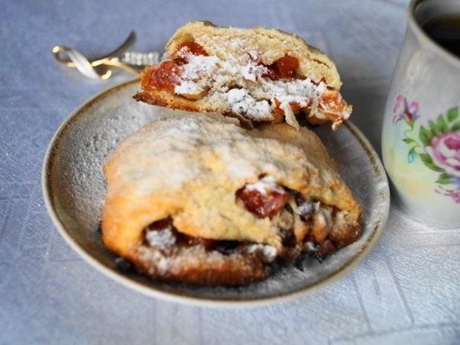 Рецепт творожных булочек с орехами, изюмом и курагой