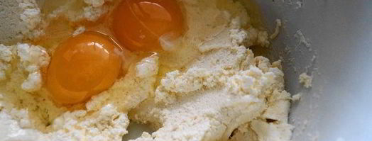 творожные булочки с орехами, изюмом и курагой. Шаг 2