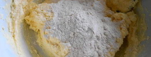 творожные булочки с орехами, изюмом и курагой. Шаг 3