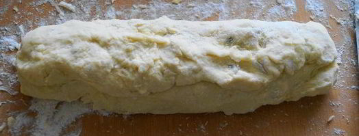 творожные булочки с орехами, изюмом и курагой. Шаг 7