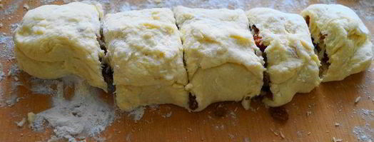 творожные булочки с орехами, изюмом и курагой. Шаг 8