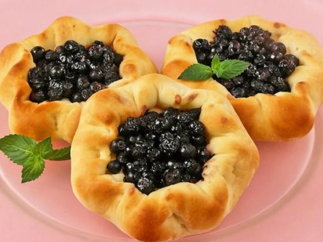Рецепт ватрушек с черной смородиной