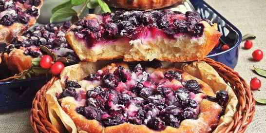 Ватрушки с голубикой и яблоком