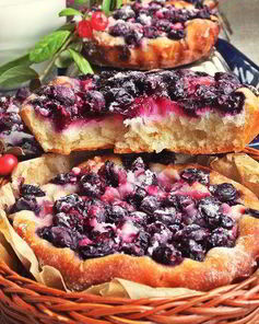 Ватрушки с голубикой и яблоком