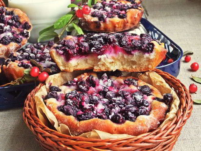 Рецепт ватрушек с голубикой и яблоком