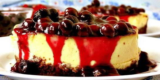 Мини-чизкейки с черничным соусом