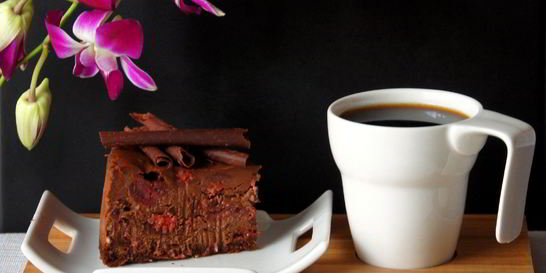 Шоколадный чизкейк с вишней