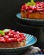 Шоколадный чизкейк с желированной вишней