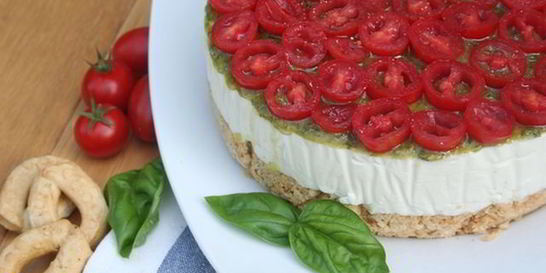 Сырный чизкейк с томатным соусом