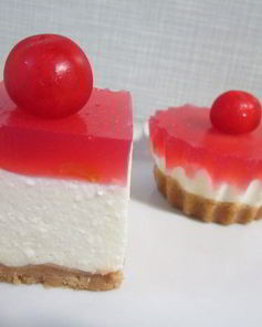 Творожные мини-чизкейки с белым шоколадом и вишней