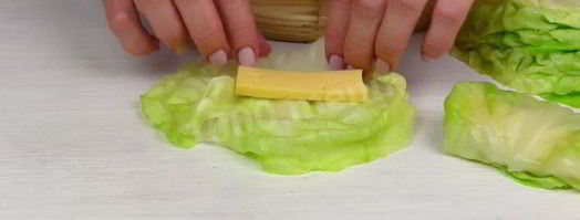 капустные конвертики с сыром. Шаг 4