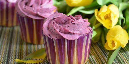 Черничные капкейки с творожно-ягодным кремом