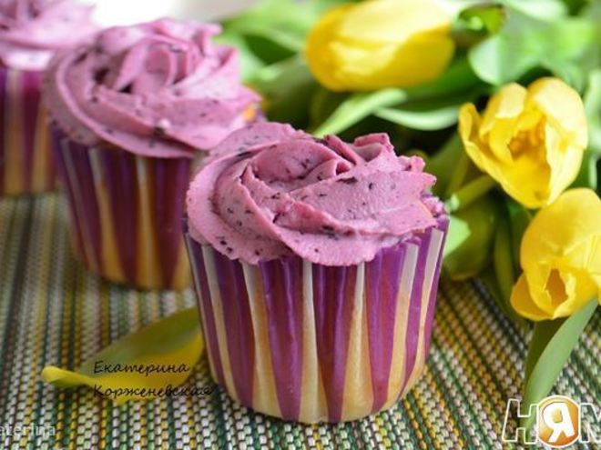 Рецепт черничных капкейков с творожно-ягодным кремом
