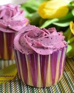 Черничные капкейки с творожно-ягодным кремом