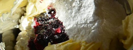 черничные капкейки с творожно-ягодным кремом. Шаг 7