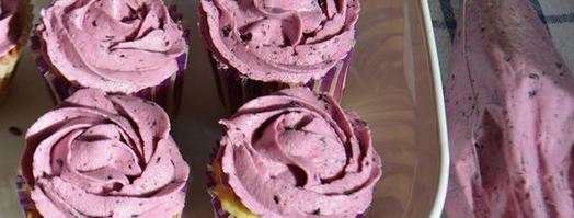 черничные капкейки с творожно-ягодным кремом. Шаг 8