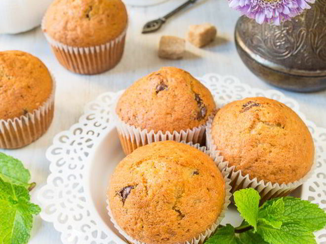 Рецепт йогуртовых вишневых кексиков с шоколадной крошкой