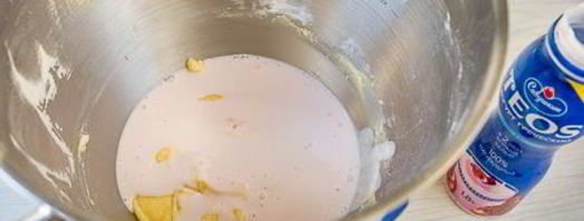 йогуртовые вишневые кексики с шоколадной крошкой. Шаг 4