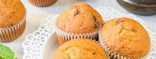 йогуртовые вишневые кексики с шоколадной крошкой. Шаг 10