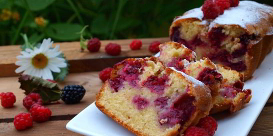 Кекс с ежевикой и малиной