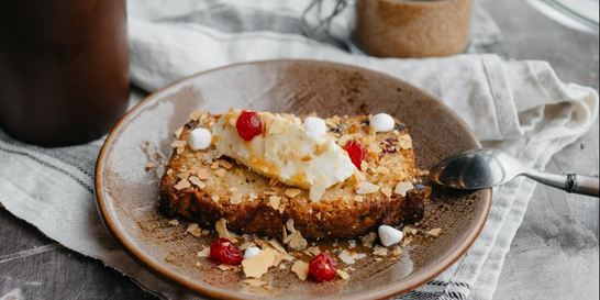 Кекс с финиками, вишней и сливочным кремом