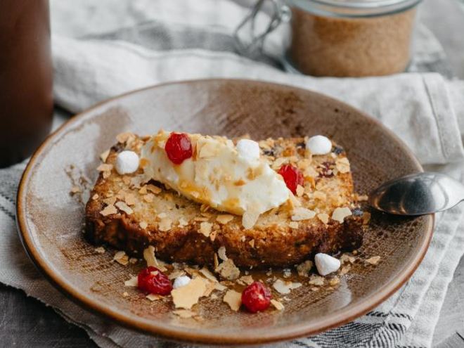 Рецепт кекса с финиками, вишней и сливочным кремом