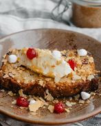 Кекс с финиками, вишней и сливочным кремом