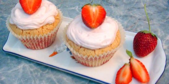 Кекс с клубникой и сливочным кремом