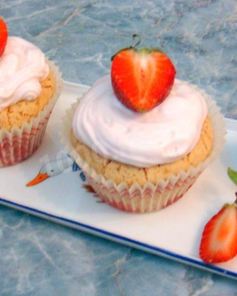 Кекс с клубникой и сливочным кремом