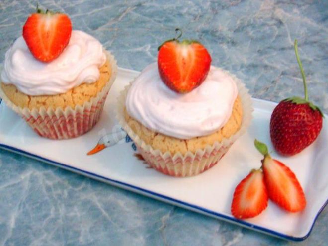 Рецепт кекса с клубникой и сливочным кремом