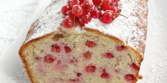 Кекс с марципаном и красной смородиной