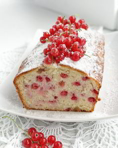 Кекс с марципаном и красной смородиной