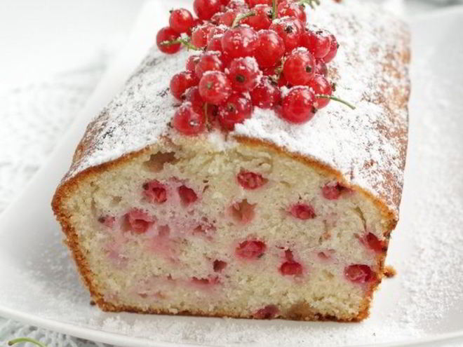 Рецепт кекса с марципаном и красной смородиной
