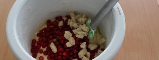 кекс с марципаном и красной смородиной. Шаг 3