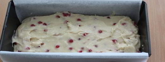 кекс с марципаном и красной смородиной. Шаг 4